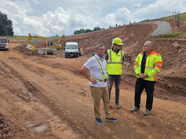 Na stavbě obchvatu Náchoda pracuje denně 400 až 500 pracovníků