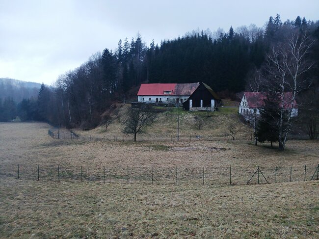 Soví hrádek stráží hory nad Machovem