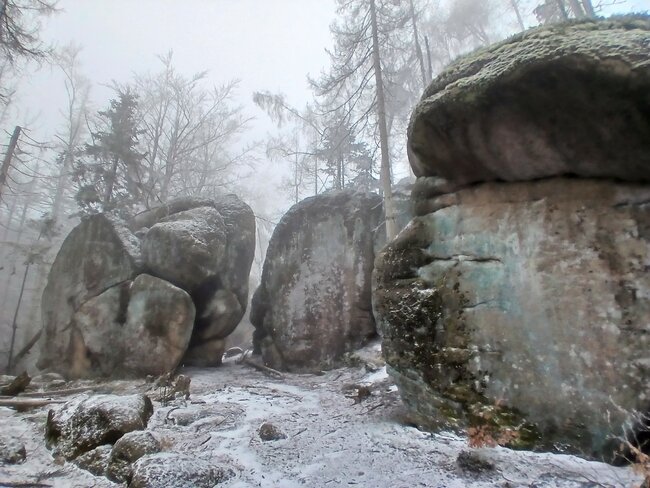 Soví hrádek stráží hory nad Machovem