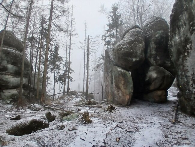 Soví hrádek stráží hory nad Machovem