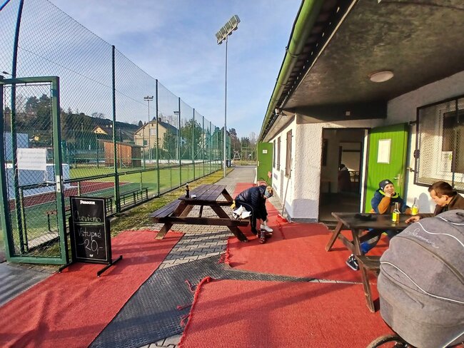 Děti řádí na umělém kluzišti v Polici