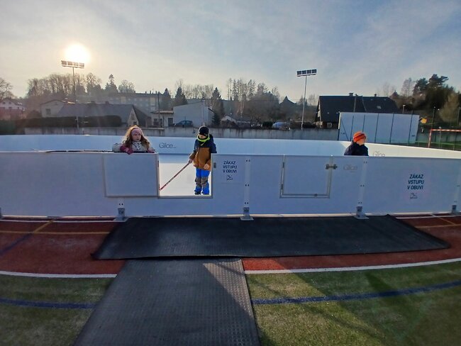Děti řádí na umělém kluzišti v Polici