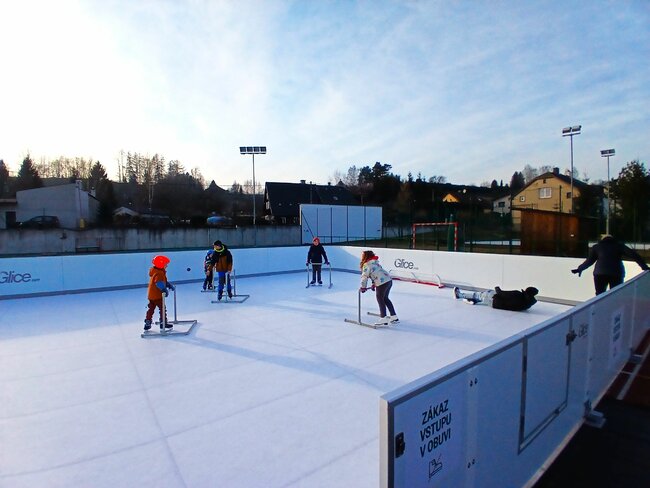 Děti řádí na umělém kluzišti v Polici