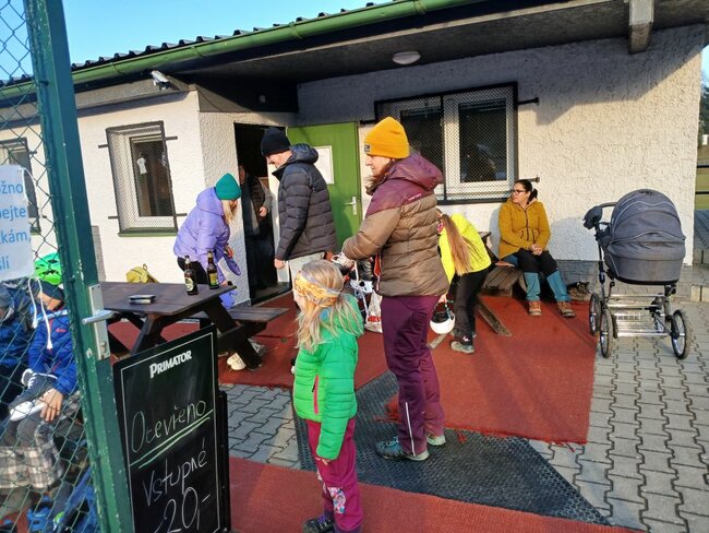 Děti řádí na umělém kluzišti v Polici