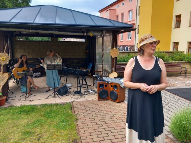 Šansonový večírek Pečovatelské služby se i přes nepřízeň počasí vydařil