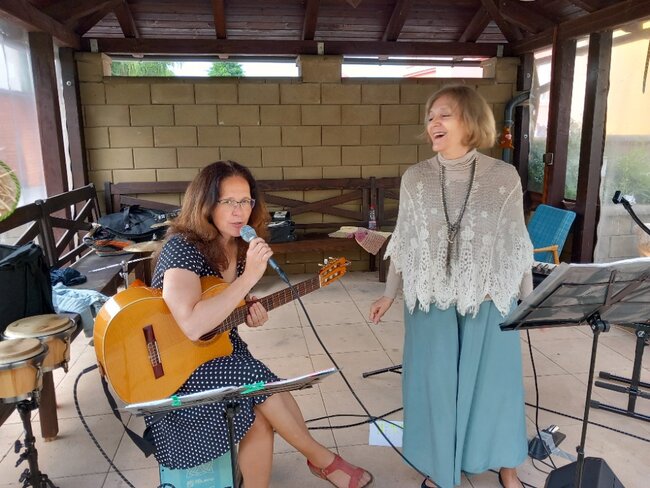 Šansonový večírek Pečovatelské služby se i přes nepřízeň počasí vydařil