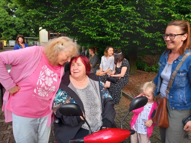 Šansonový večírek Pečovatelské služby se i přes nepřízeň počasí vydařil