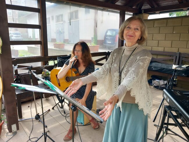 Šansonový večírek Pečovatelské služby se i přes nepřízeň počasí vydařil