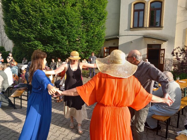 Šansonový večírek Pečovatelské služby se i přes nepřízeň počasí vydařil