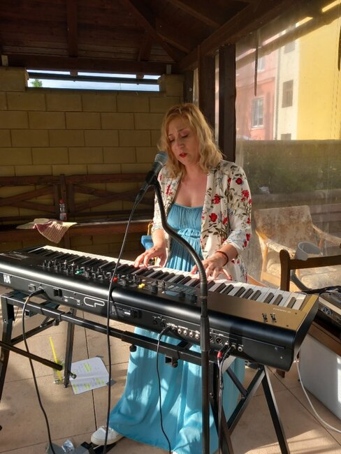 Šansonový večírek Pečovatelské služby se i přes nepřízeň počasí vydařil