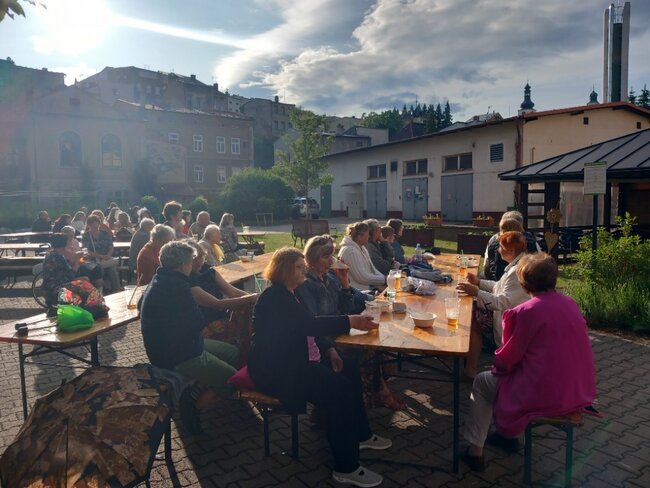 Šansonový večírek Pečovatelské služby se i přes nepřízeň počasí vydařil