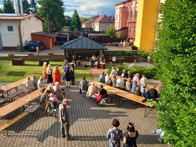 Šansonový večírek Pečovatelské služby se i přes nepřízeň počasí vydařil