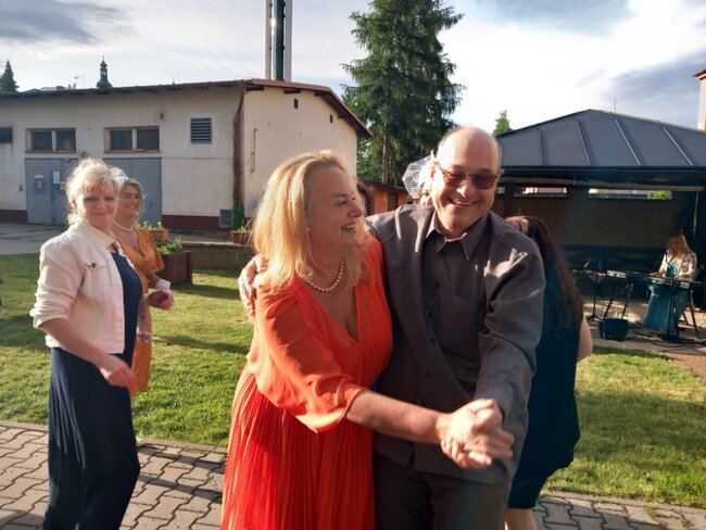 Šansonový večírek Pečovatelské služby se i přes nepřízeň počasí vydařil