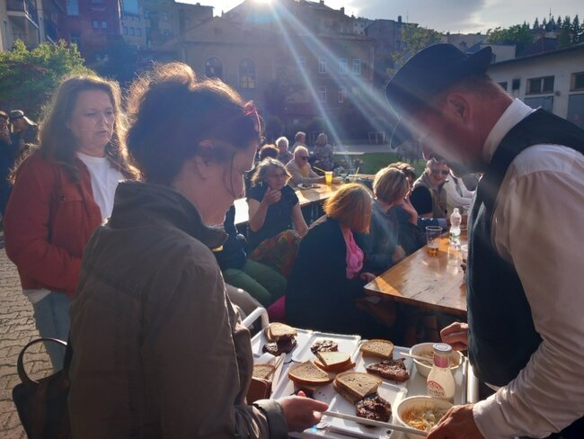 Šansonový večírek Pečovatelské služby se i přes nepřízeň počasí vydařil