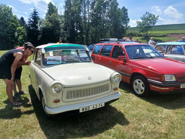 Nablýskaní veteráni přilákali do Heřmánkovic stovky lidí