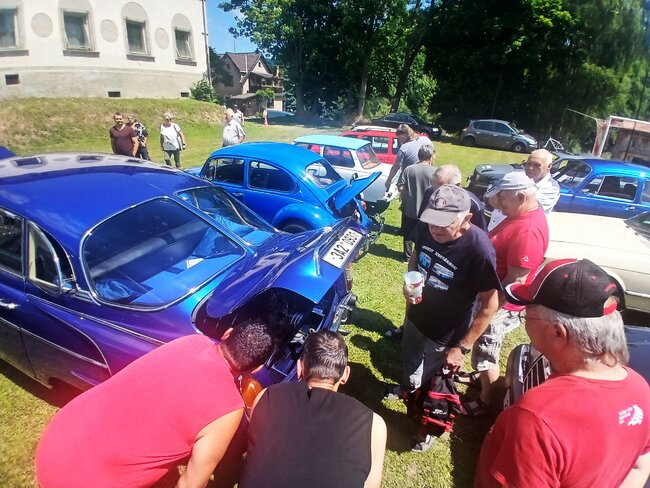Nablýskaní veteráni přilákali do Heřmánkovic stovky lidí
