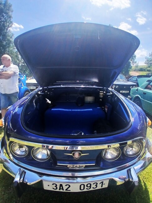 Nablýskaní veteráni přilákali do Heřmánkovic stovky lidí