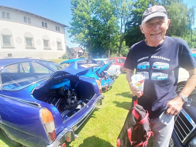 Nablýskaní veteráni přilákali do Heřmánkovic stovky lidí