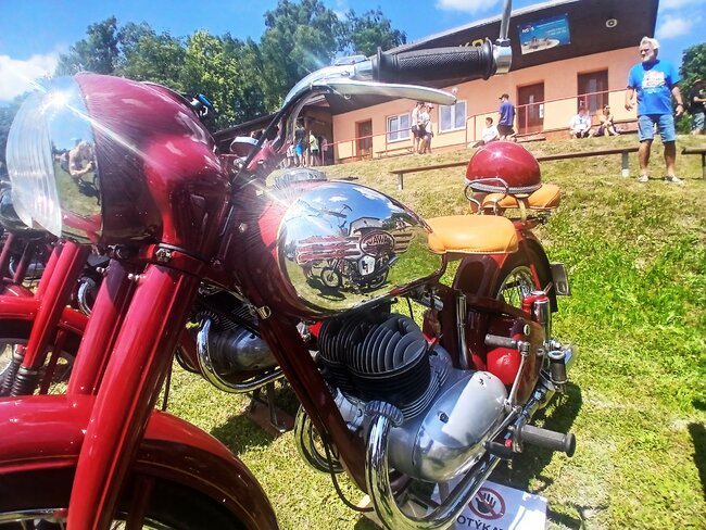 Nablýskaní veteráni přilákali do Heřmánkovic stovky lidí