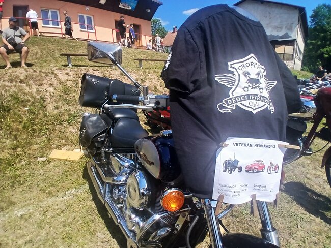 Nablýskaní veteráni přilákali do Heřmánkovic stovky lidí