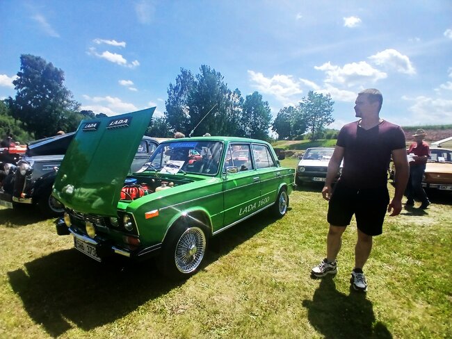 Nablýskaní veteráni přilákali do Heřmánkovic stovky lidí