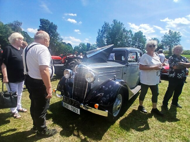 Nablýskaní veteráni přilákali do Heřmánkovic stovky lidí