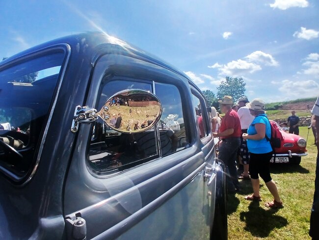 Nablýskaní veteráni přilákali do Heřmánkovic stovky lidí