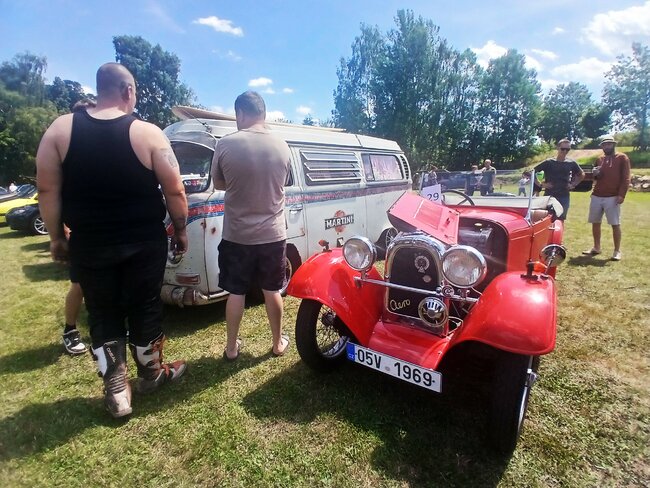 Nablýskaní veteráni přilákali do Heřmánkovic stovky lidí