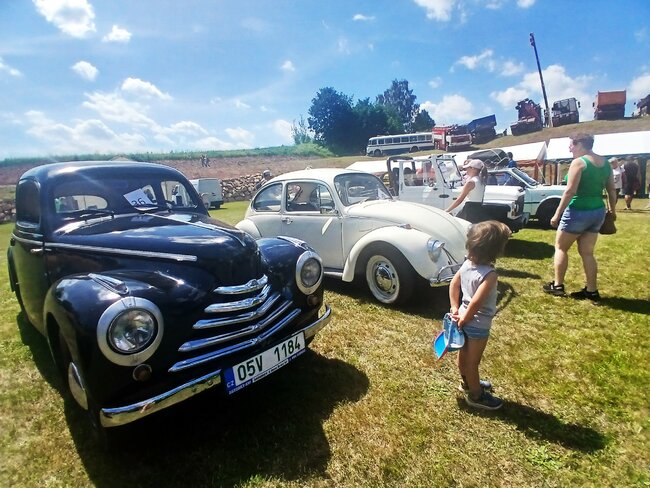 Nablýskaní veteráni přilákali do Heřmánkovic stovky lidí