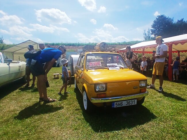 Nablýskaní veteráni přilákali do Heřmánkovic stovky lidí