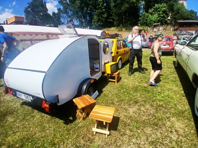 Nablýskaní veteráni přilákali do Heřmánkovic stovky lidí