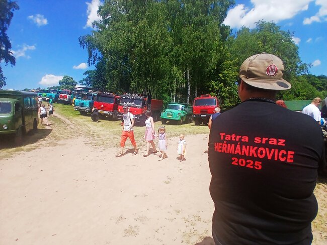 Nablýskaní veteráni přilákali do Heřmánkovic stovky lidí