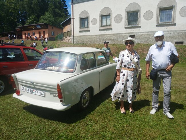 Nablýskaní veteráni přilákali do Heřmánkovic stovky lidí