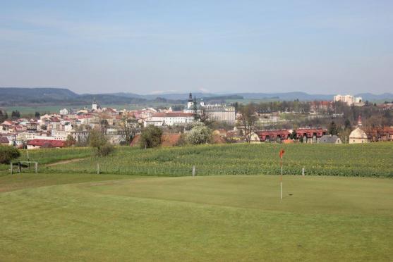 Golfisté z Grosshofu vybrali přes tři tisíce korun na broumovský psí útulek