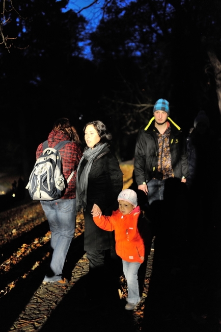 Strašidelnou Alejku letos znovu naplnila strašidla, děti a jejich smích