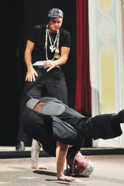 Krasavci Vyhazovači vyprodali broumovské divadlo čtrnáct dní před akcí