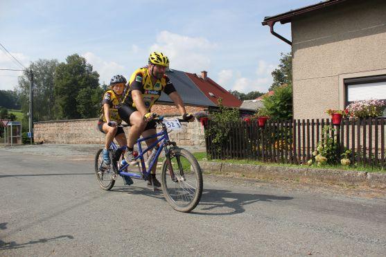 Na start cyklistického závodu Okolo Broumova se postavilo 194 závodníků