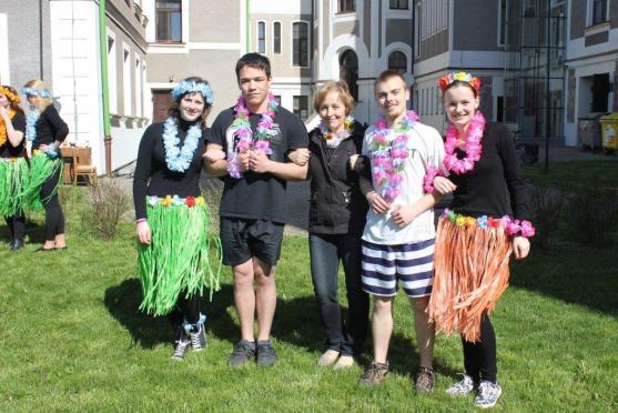 Vzpomínky jim nikdo nevezme. Studenti gymnázia se rozloučili se školou a spolužáky