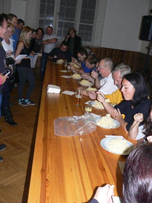 Ve Vernéřovicích spořádali 42 kilogramů bramborového salátu a k tomu sto řízků