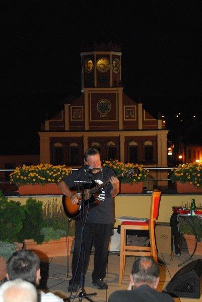 Vladimír Merta hrál na Pellyho Terase v Polici nad Metují 