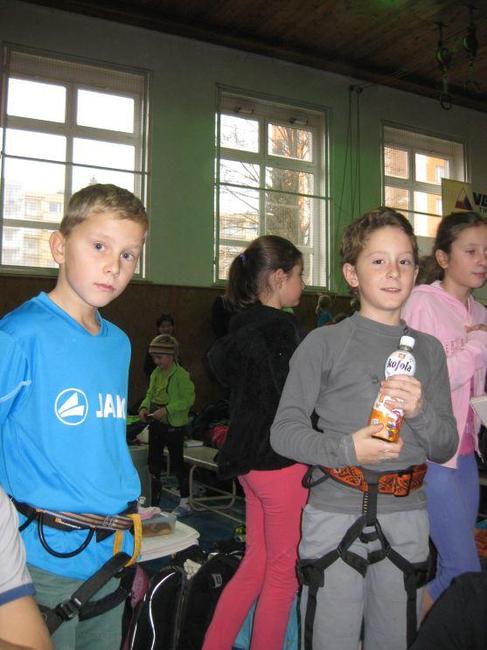 Členové broumovského horolezeckého kroužku poprvé startovali na lezeckých závodech