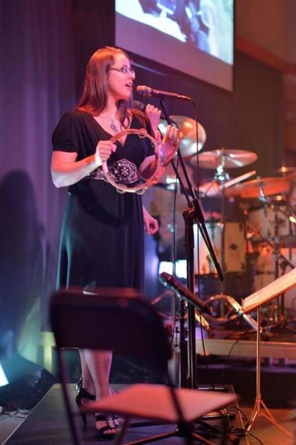 Jakub Smolík si poprvé zazpíval v Broumově. Sál Střelnice byl vyprodaný už měsíc před koncertem 