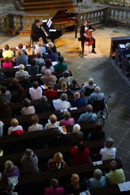 Violoncellistu Petra Špačka a klavíristu Miroslava Sekeru si poslechlo 280 lidí 