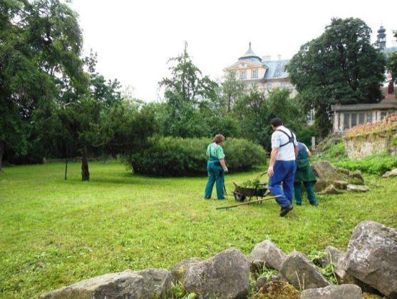 V Broumově se realizuje projekt, který zlepšuje šance na získání zaměstnání lidem se základním vzděláním