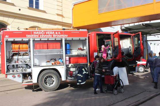 Nejmodernější tkalcovnu textilní společnosti VEBA si přišlo prohlédnout téměř 1 300 lidí