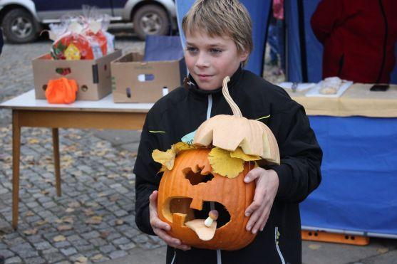 Na broumovském náměstí se dlabaly dýně už po osmé