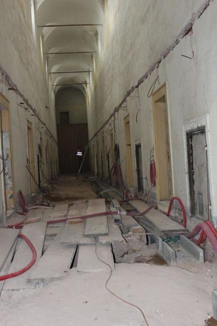 Pět měsíců stavebních prací v broumovském klášteře a jeho zahradě 