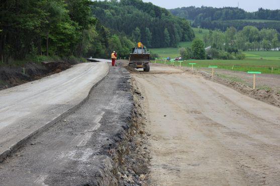 Na silnici přes Pasa se pracuje i o víkendech. Zdržení stavby se neočekává 