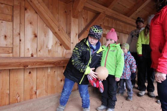 Hledání kuřátek v klášterní zahradě 