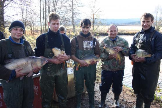 Ryby z rybníku v Hejtmánkovicích lovili hasiči
